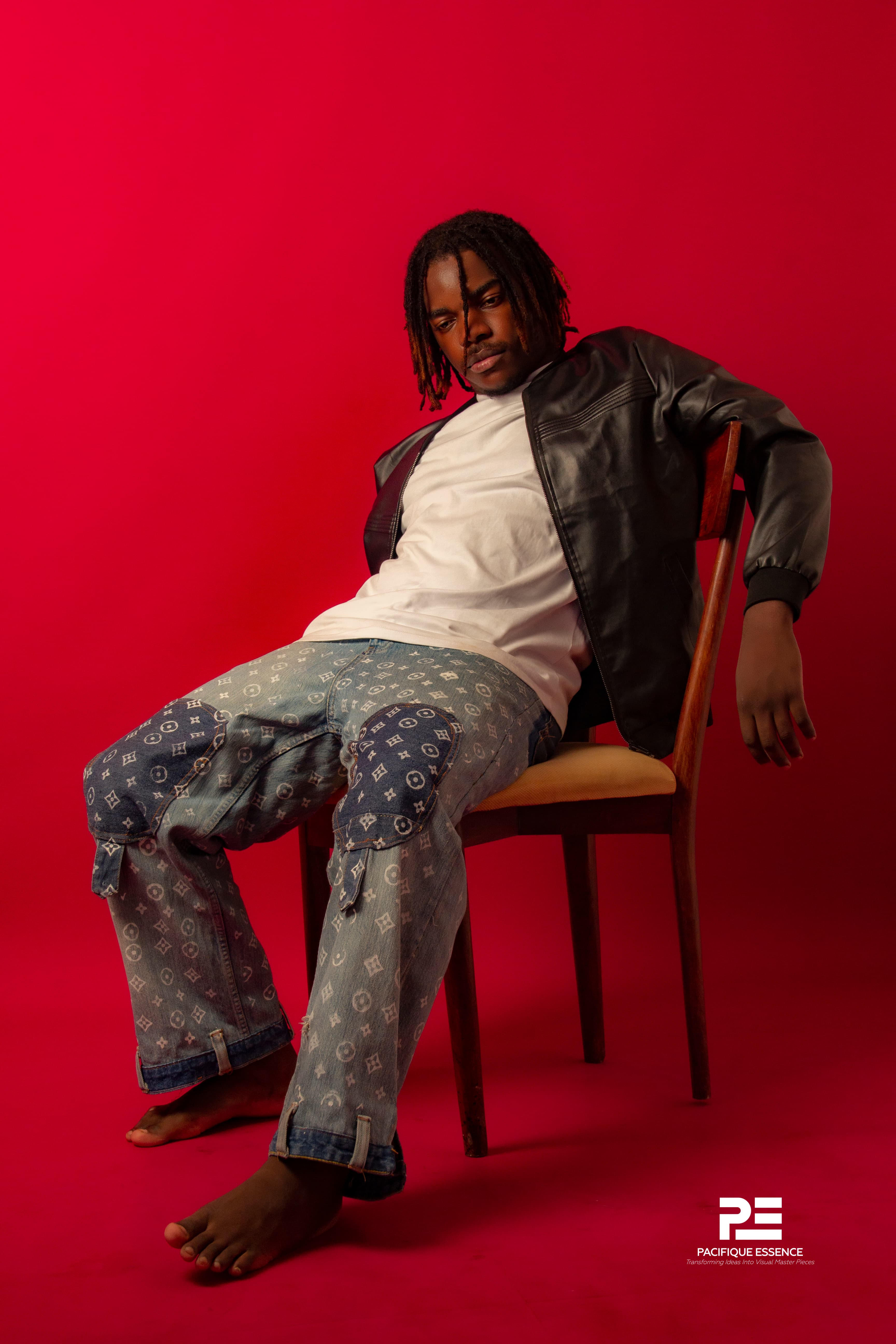 Photography sample by Pacifique Essence, editorial portrait with directional lighting